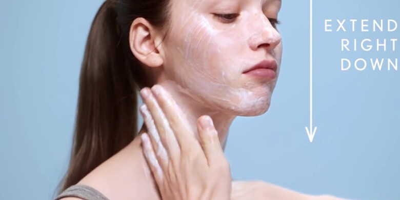 Vùng cổ thường xuyên tiếp xúc với kem chống nắng và khói bụi nhưng lại dễ bị bỏ quên khi rửa mặt.
