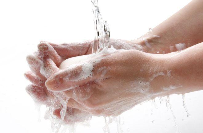 Không rửa tay trước khi rửa mặt là sai lầm phổ biến khiến da dễ nổi mụn.