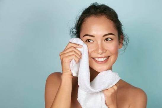Rửa mặt quá nhanh có thể khiến bụi bẩn, dầu thừa và cặn mỹ phẩm chưa được loại bỏ hoàn toàn.