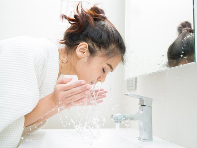 Rửa mặt sai cách có thể làm tổn thương lớp màng ẩm bảo vệ da.