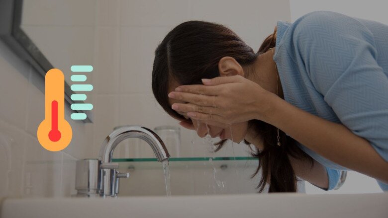 Rửa mặt bằng nước quá nóng có thể làm mất lớp dầu tự nhiên và khiến da dễ khô, kích ứng.