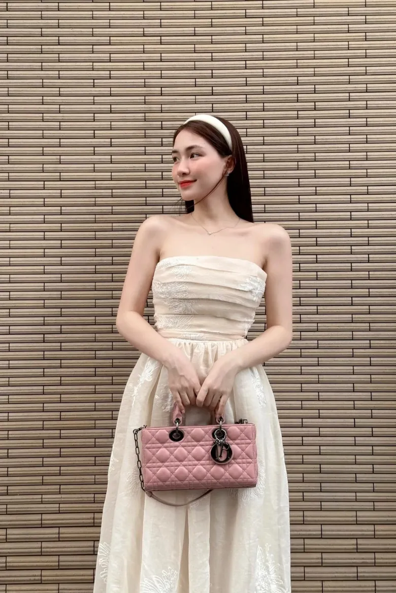 Trong hình, nữ ca sĩ đeo thiết kế Lady D-Joy màu hồng mà cô đã mua ngay khi hãng vừa tung ra thị trường. Mẫu túi này có giá gốc niêm yết chính hãng khoảng 5.600 USD (tương đương gần 140 triệu đồng).