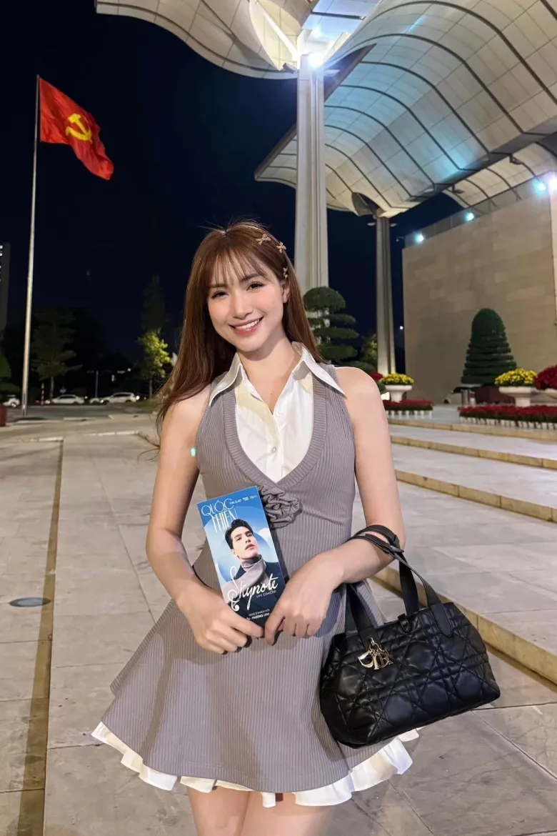 Cô cũng ưa chuộng mẫu Dior Toujours trị giá 100 triệu đồng cho những hoạt động hằng ngày.