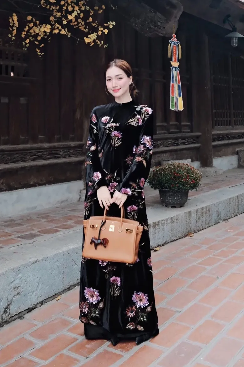 Dịp Tết 2026, Hòa Minzy xuất hiện nổi bật với áo dài kết hợp túi xách Hermes Birkin size 30 màu vàng gold. Món phụ kiện này có mức giá dao động khoảng 600-700 triệu đồng.