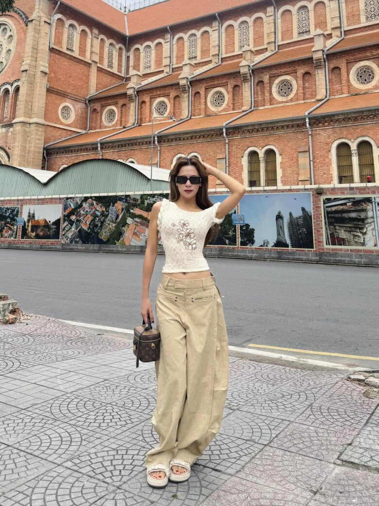 Phong cách đời thường trẻ trung của Hà Nhi.