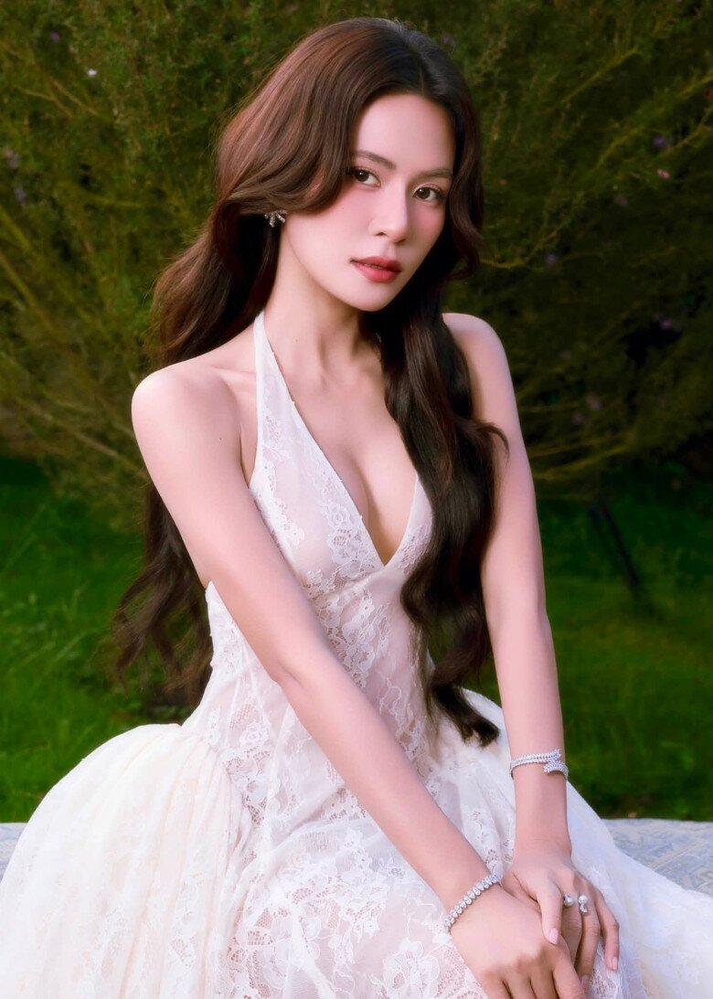 Ở tuổi ngoài 30, nữ ca sĩ ngày càng định hình phong cách thời trang tinh tế, hiện đại và mang đậm dấu ấn cá nhân.