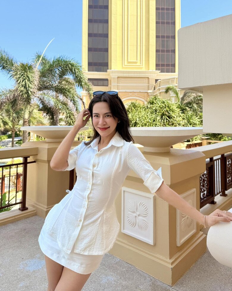 Hà Nhi ghi điểm với phong cách đời thường trẻ trung, ưu tiên những thiết kế tối giản và dễ ứng dụng.