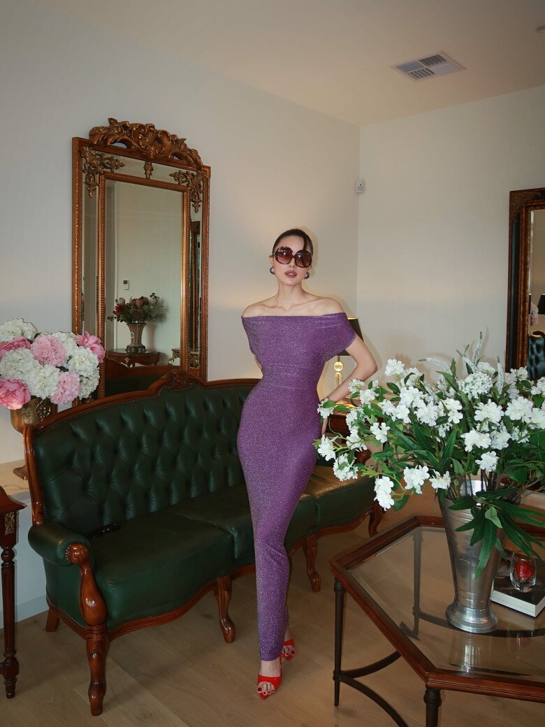 Trong những lần xuất hiện với váy bodycon, Paris Tiên thường ưu tiên những thiết kế có phom ôm vừa vặn, đường may tạo hiệu ứng kéo dài cơ thể. Những khoảng hở được đặt ở vị trí có chủ đích như vai, eo hoặc phần lưng, giúp bộ đồ thêm cuốn hút nhưng vẫn giữ được sự cân đối.