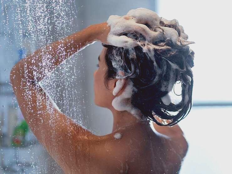 Gội đầu đúng cách để hạn chế kích ứng da đầu.