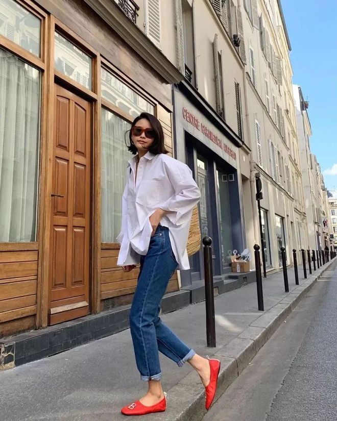 Sự kết hợp sơ mi trắng + quần jeans tuy đơn giản và quen thuộc nhưng chúng vẫn đảm bảo mang đến cho bạn vẻ ngoài trẻ trung, trendy đậm phóng khoáng của các cô nàng châu Âu.