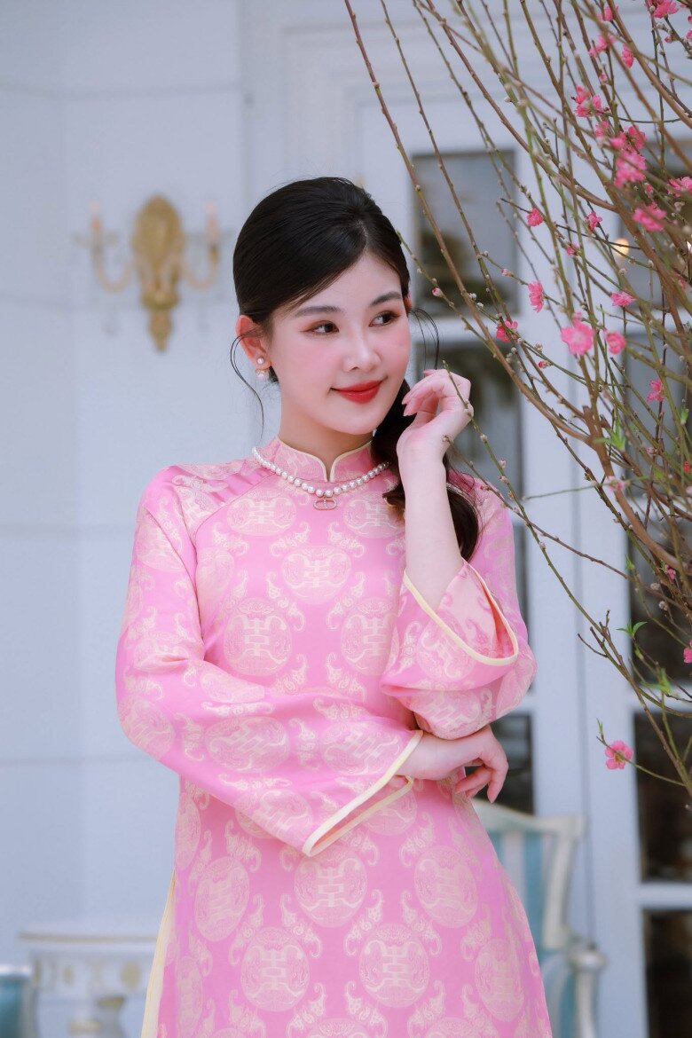 Đi dạy thanh lịch, xuống phố amp;#34;dátamp;#34; hàng hiệu, nữ giảng viên đại học có gu thời trang sang chảnh đáng nể - 4