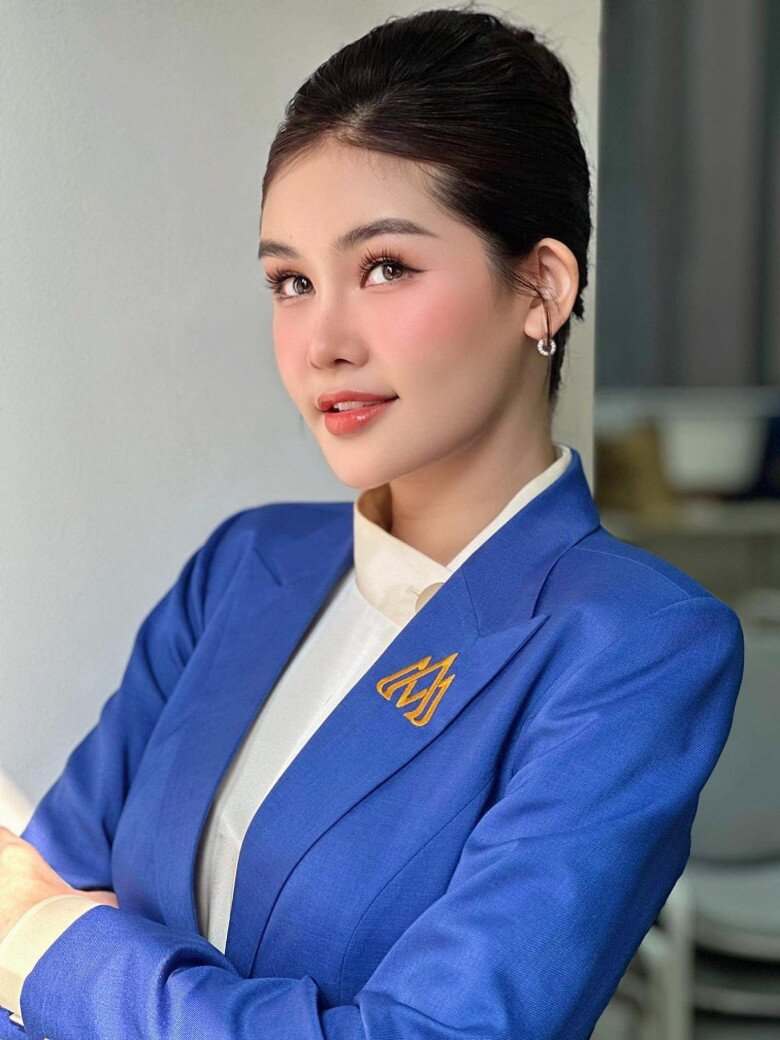 Từ khi trở thành giảng viên đại học, Ngân Anh theo đuổi phong cách thời trang nữ tính, thanh lịch.
