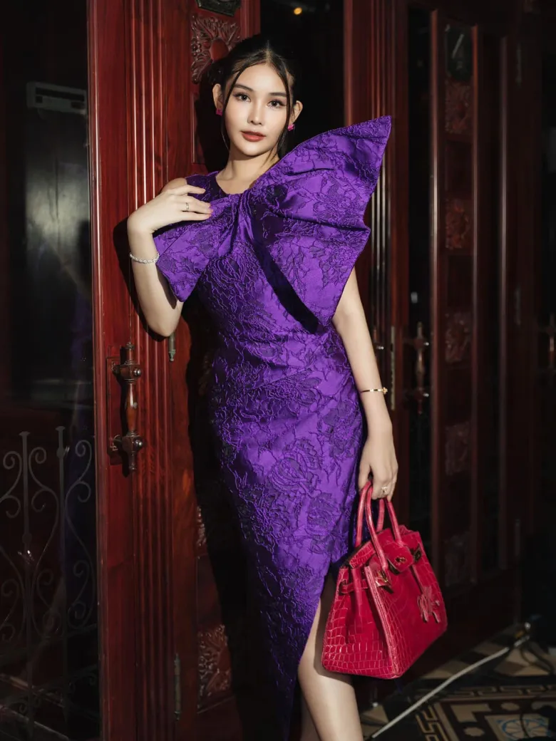 Đáng chú ý trong bộ sưu tập của Ngân Anh là chiếc Hermès Birkin da cá sấu, từng được định giá khoảng 1,6 tỷ đồng. Chất liệu da cá sấu với những đường vân tự nhiên đặc trưng góp phần tạo nên vẻ sang trọng, đồng thời khiến mẫu túi này trở thành một trong những thiết kế đắt giá và được săn đón của nhà mốt Pháp.
