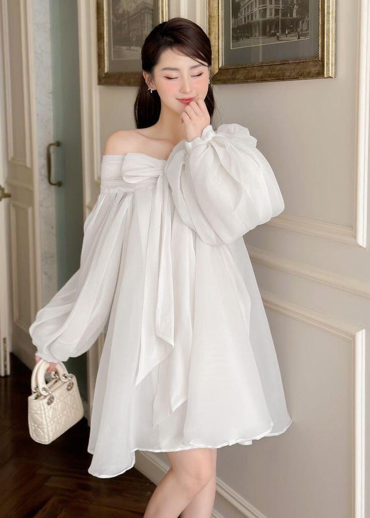 Túi xách phom cứng là trợ thủ giúp trang phục babydoll thêm sang trọng.