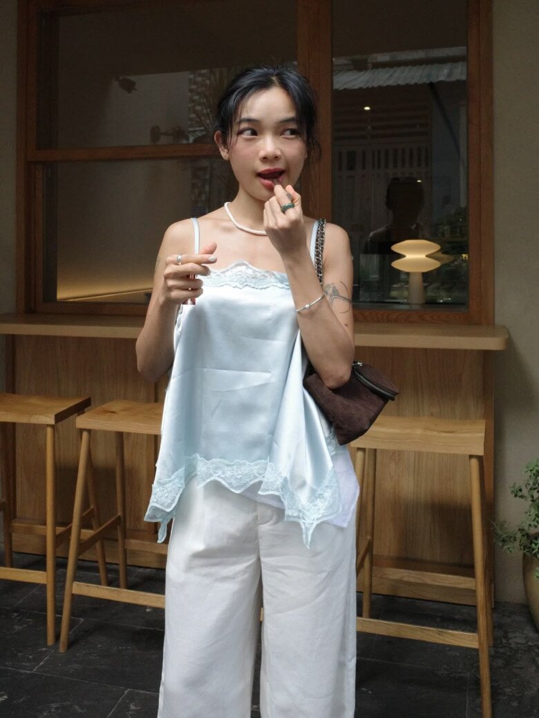 Lụa được mix-match đa dạng, không còn bó hẹp khi phối cùng chất liệu đồng điệu.
