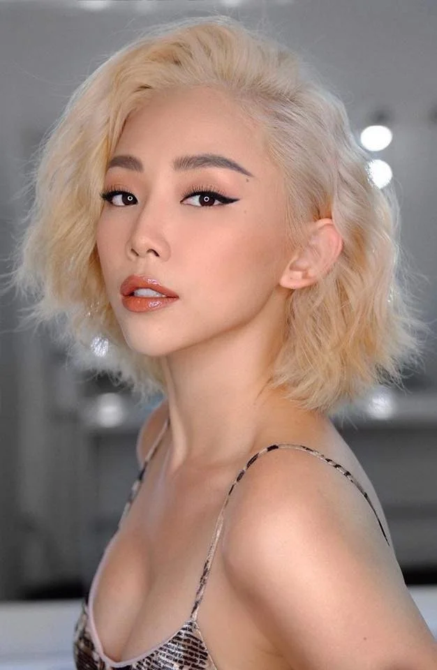 Sắc tóc vàng bạch kim ánh khói giúp Tóc Tiên chiếm trọn spotlight.