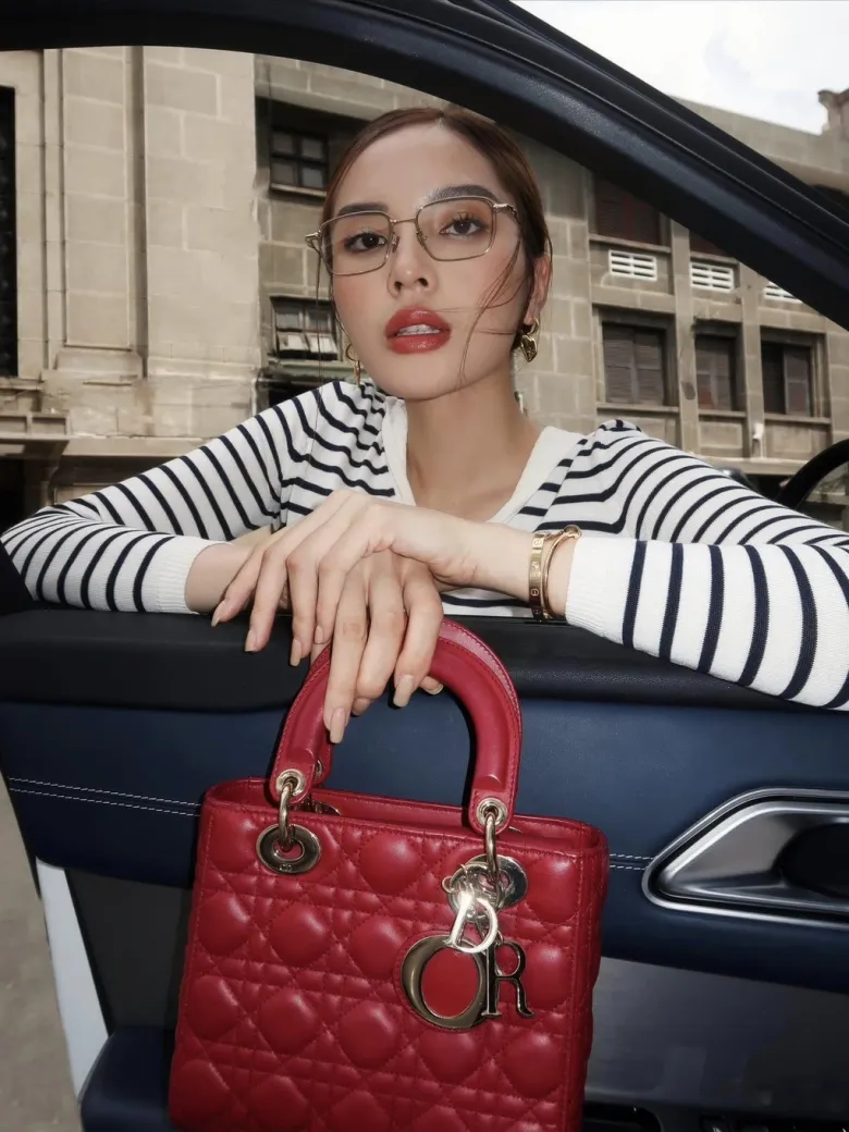 Trong ảnh, Kỳ Duyên cầm trên tay túi xách Lady Dior da cừu, kích cỡ Small (6.000 USD - 147,7 triệu đồng).