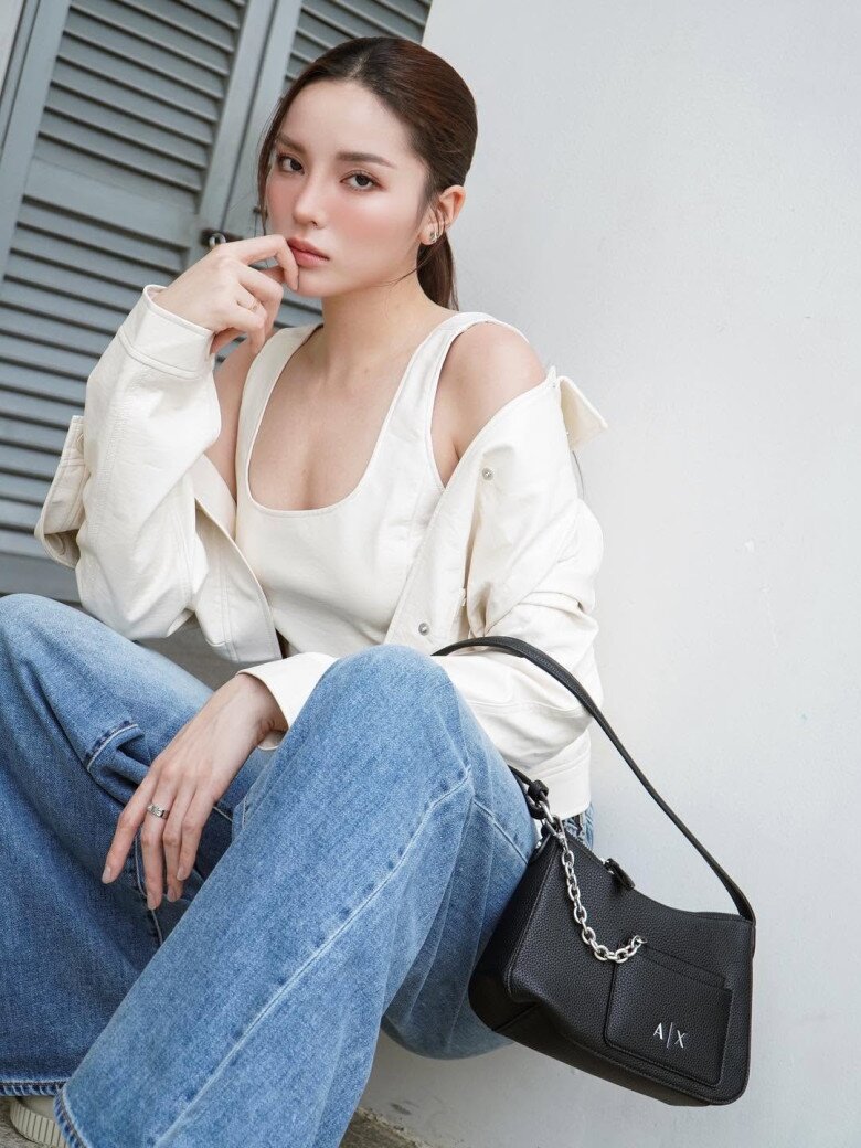 Trong bộ trang phục này, Kỳ Duyên đã khéo léo kết hợp áo tanktop trắng đơn giản cùng chiếc quần jeans ống loe cổ điển nhưng đầy cá tính.