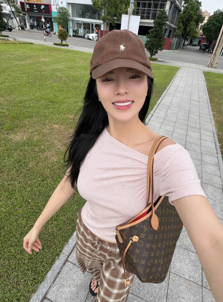 Một chiếc áo thun hồng pastel nhẹ nhàng phối cùng chiếc quần kẻ caro và nón lưỡi trai, Kỳ Duyên mang đến diện mạo cá tính, trẻ trung không kém phần sành điệu.