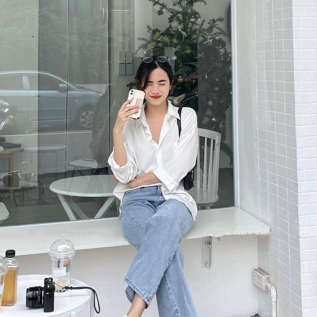 Sơ mi dáng suông khi kết hợp cùng quần cạp cao giúp phần thân trên được buông nhẹ, đồng thời tạo tỷ lệ cân đối và khéo léo che vùng bụng. Cách phối này đặc biệt phù hợp với phụ nữ U40 muốn mặc gọn gàng mà không cần lựa chọn trang phục quá ôm sát.