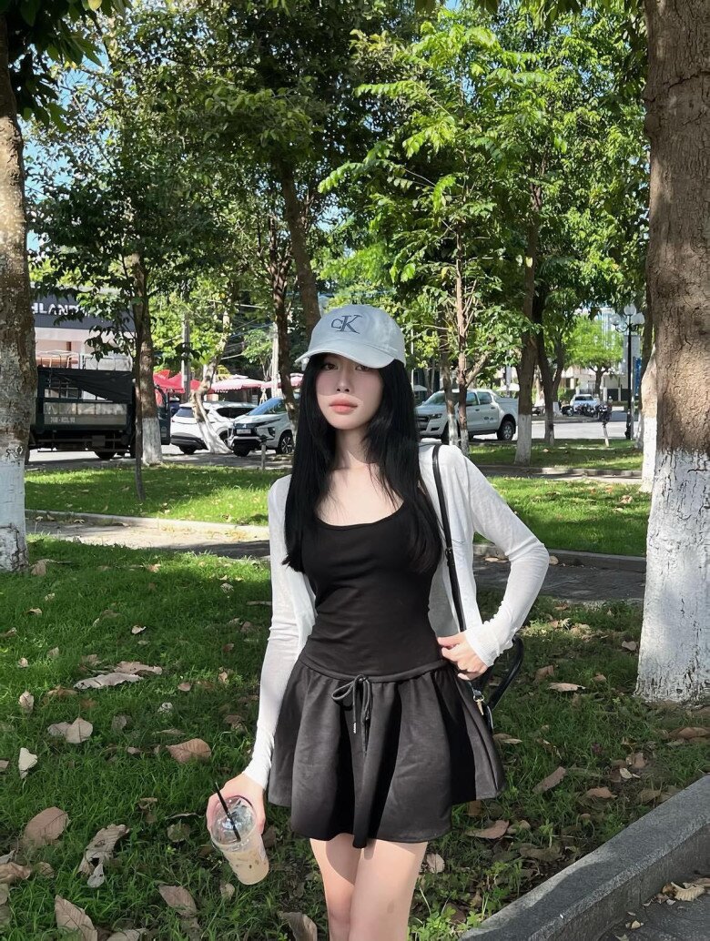Váy hai dây phối cùng cardigan mỏng tạo vẻ ngoài nữ tính, đồng thời giữ ấm nhẹ khi ở trong phòng điều hòa hoặc trời đổ mưa.