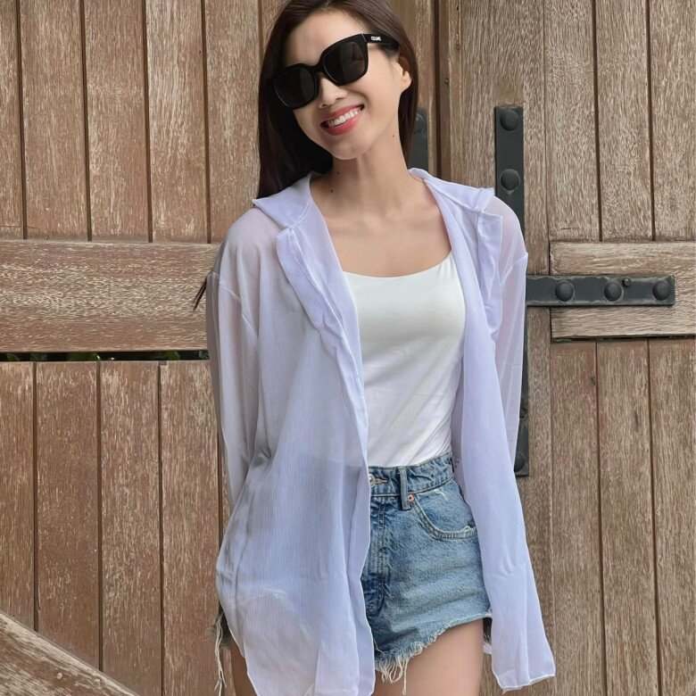 Áo thun hoặc tank top kết hợp sơ mi mỏng giúp dễ dàng thích ứng với thời tiết Hà Nội nắng nóng nhưng chiều tối dễ chuyển mưa.