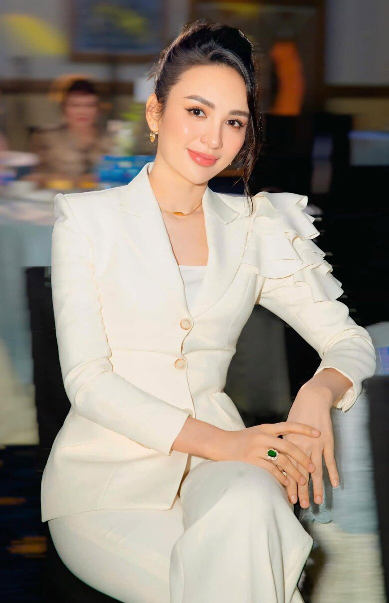 Những bộ cánh có phom dáng gọn gàng, thanh lịch, nữ tính thường xuất hiện trong tủ đồ của Ngọc Diễm.