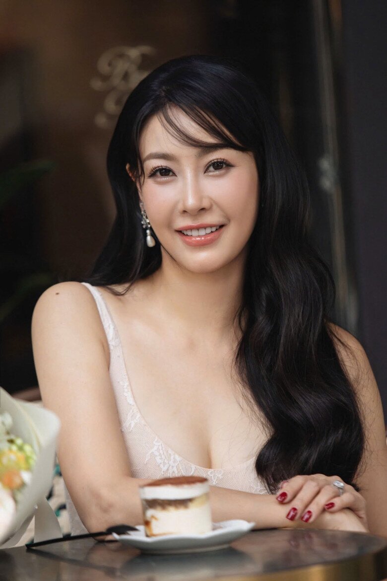 Nhan sắc Hà Kiều Anh thêm phần trẻ trung với thiết kế váy hai dây tối giản.