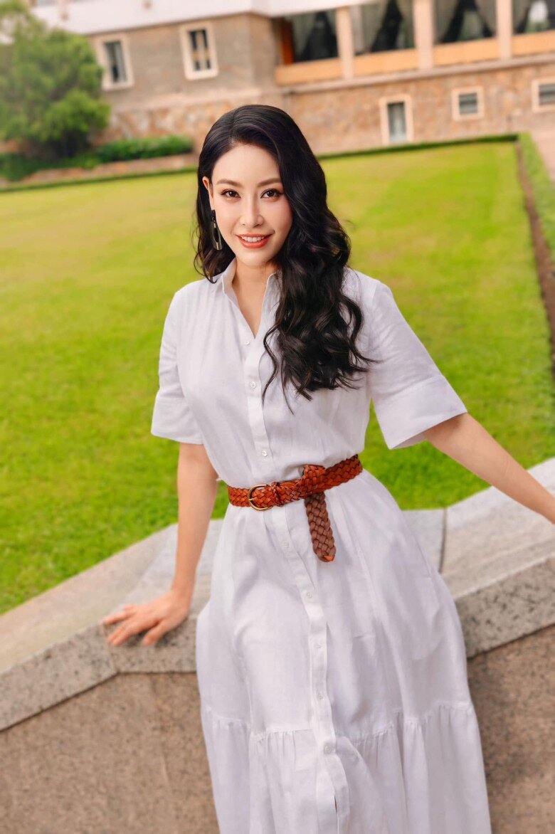 Hà Kiều Anh khoe vẻ đẹp vượt thời gian trong những bản phối thời trang tối giản.