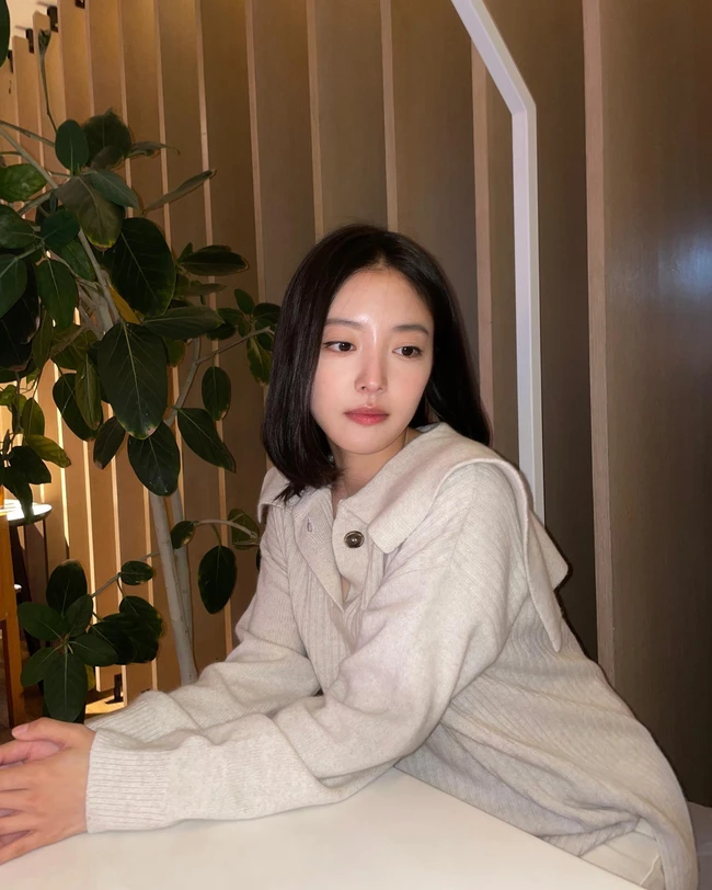 Mỹ nhân Cổ Tay Áo Màu Đỏ Lee Se Young để kiểu tóc bob khá đơn giản, được tỉa layer nhưng vẫn tỏa sáng với nhan sắc dịu dàng, thanh lịch.