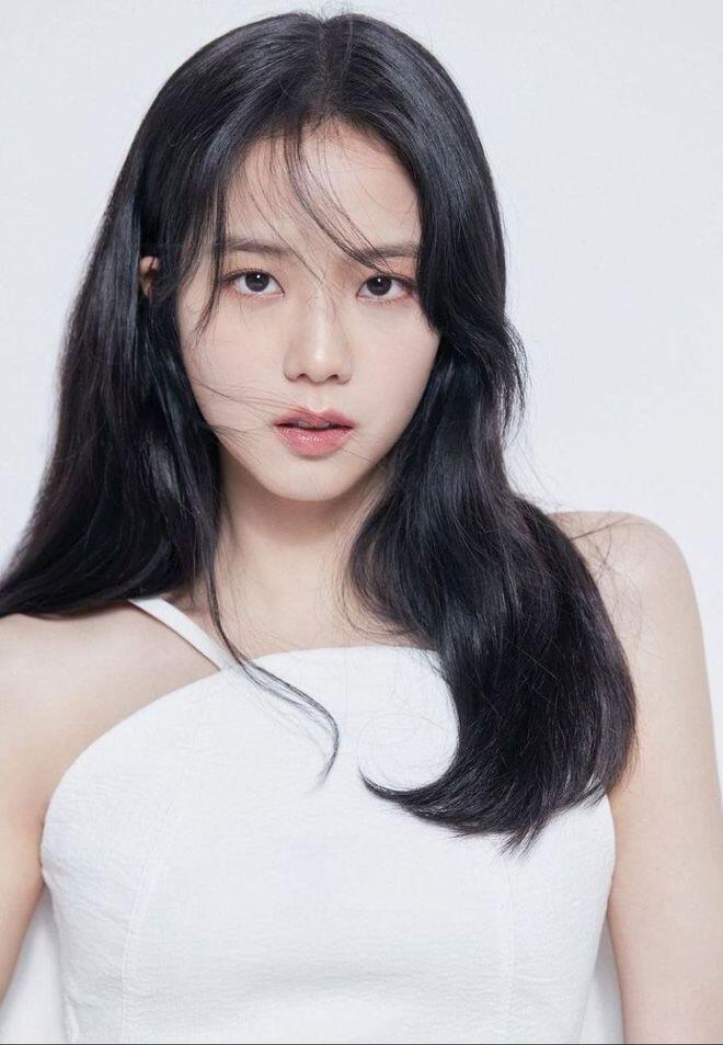 Jisoo thường kết hợp kiểu mái chữ S với tóc layer dài.