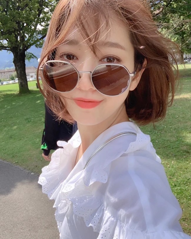Park Shin Hye để kiểu tóc bob mái lưa thưa siêu trẻ trung.