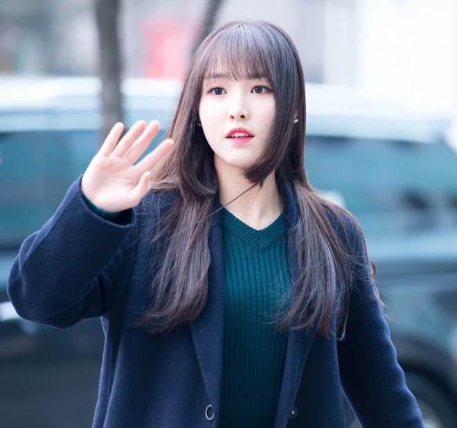 Nhiều sao Hàn lưa chọn cắt kiểu tóc này vì tính ứng dụng cao của nó. Trong ảnh, Yuju (G-Friend) trông xinh xắn, dễ cưng hơn nhiều lần khi cắt kiểu tóc này.