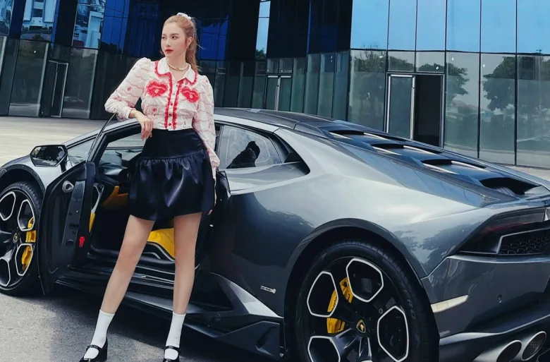 Nữ ca sĩ từng gây chú ý khi sở hữu chiếc Lamborghini màu xám được cho là có giá khoảng 18 tỷ đồng. Mẫu xe có kiểu dáng thể thao, nội thất hiện đại và thiết kế hai chỗ ngồi, phù hợp với hình ảnh cá tính mà Hạnh Sino thường thể hiện.