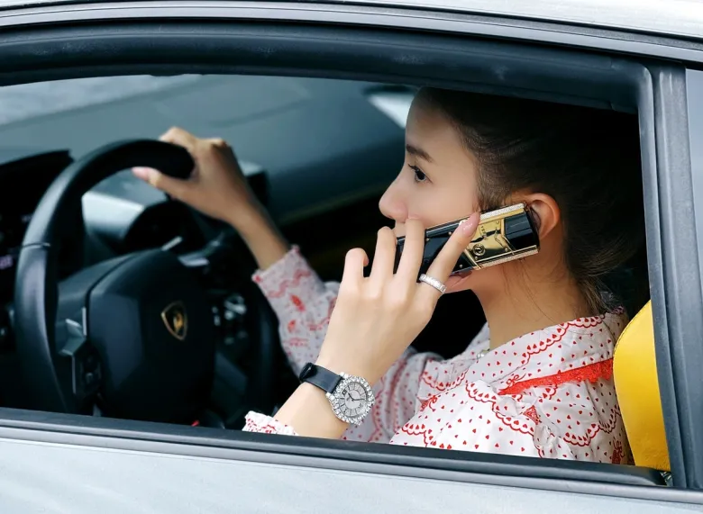 Bên cạnh siêu xe, Hạnh Sino còn sở hữu nhiều món phụ kiện giá trị như điện thoại Vertu và đồng hồ hàng hiệu nạm kim cương.