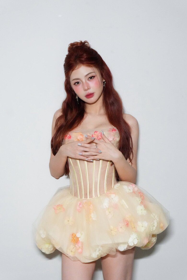 Một lần, Liz Kim Cương gây ấn tượng với thiết kế đầm corset vàng kem, kết hợp thân trên ôm dáng cùng chân váy voan xòe đính hoa pastel, mang đến vẻ ngoài nữ tính, lãng mạn.