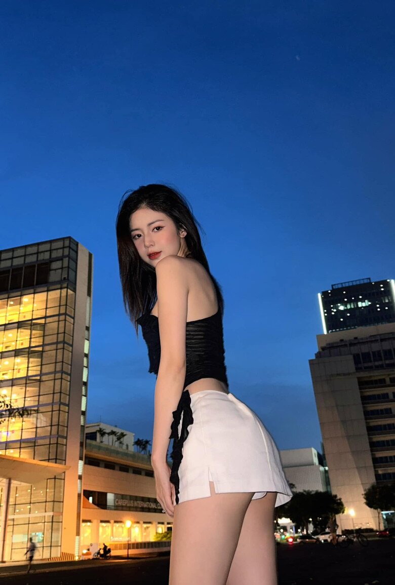 Trong khung hình này, cô kết hợp áo quây hai dây màu đen với chân váy ngắn trắng, tạo hiệu ứng tương phản bắt mắt. 