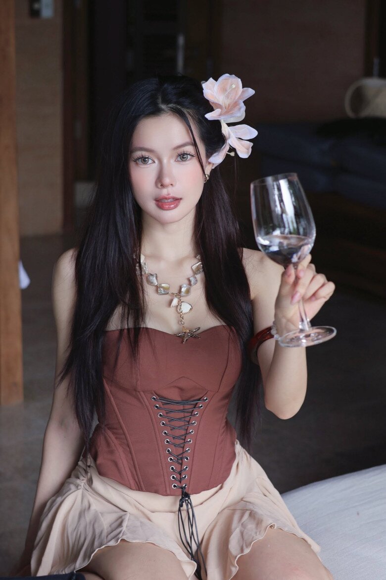 Diễn viên phim Đi giữa trời rực rỡ biến hóa với những thiết kế tôn đường nét cơ thể.