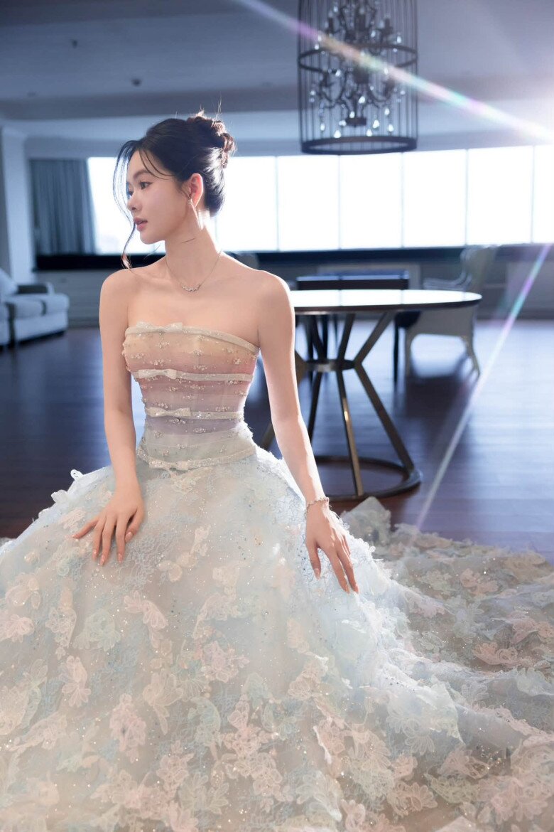 Trong một lần xuất hiện tại sự kiện, Yên Đan gây chú ý với thiết kế đầm cúp ngực mang gam màu chuyển sắc hồng phấn – xanh nhạt. Phom váy ôm tôn đường nét, phần chân váy xòe rộng phủ ren thêu hoa cùng những chi tiết lấp lánh tạo vẻ nữ tính, bay bổng.
