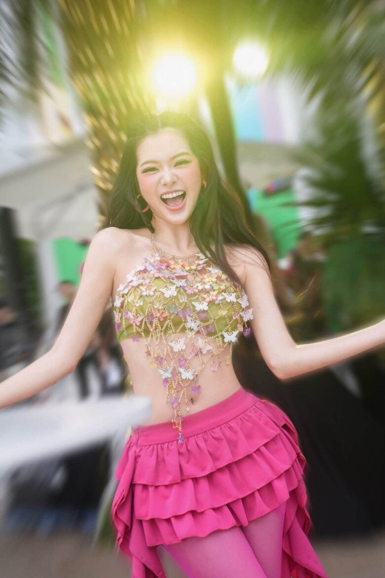 Hot girl Việt chuộng mặc hở khoe da trắng mịn tựa sương mai, nhan sắc U30 được dân mạng ví như AI - 2