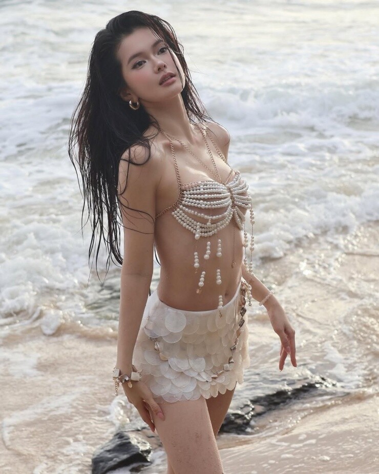 Trước đó, Yên Đan từng gây sốt khi diện thiết kế bikini ngọc trai độc đáo.
