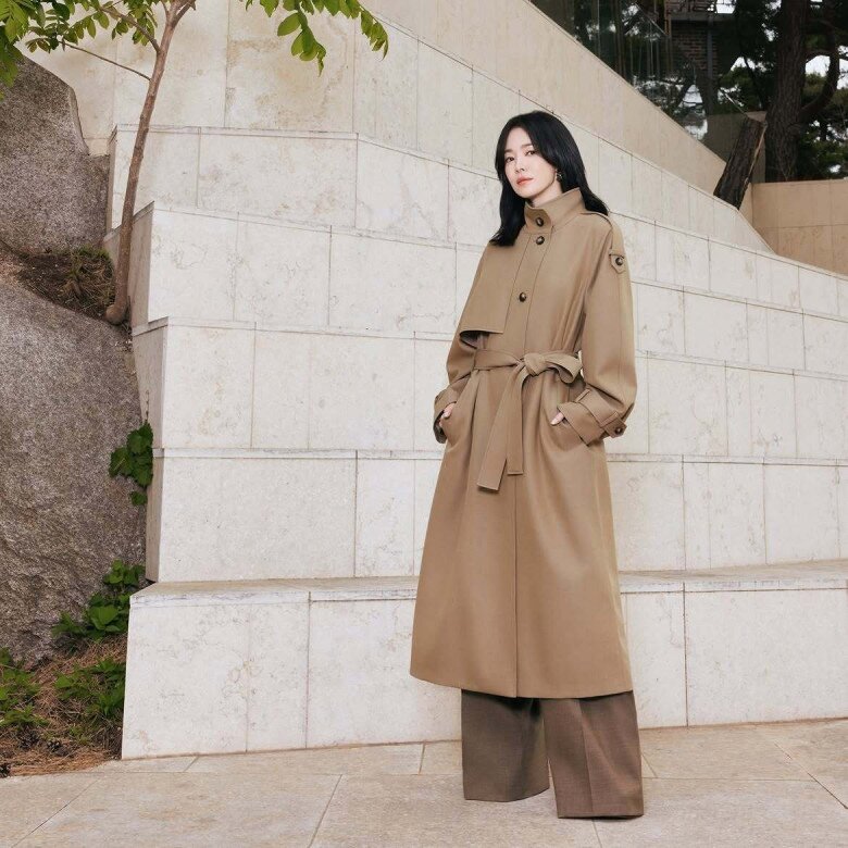 Áo trench coat tông màu trung tính là một trong những món đồ được Song Hye Kyo thường xuyên lựa chọn để hoàn thiện diện mạo thanh lịch.