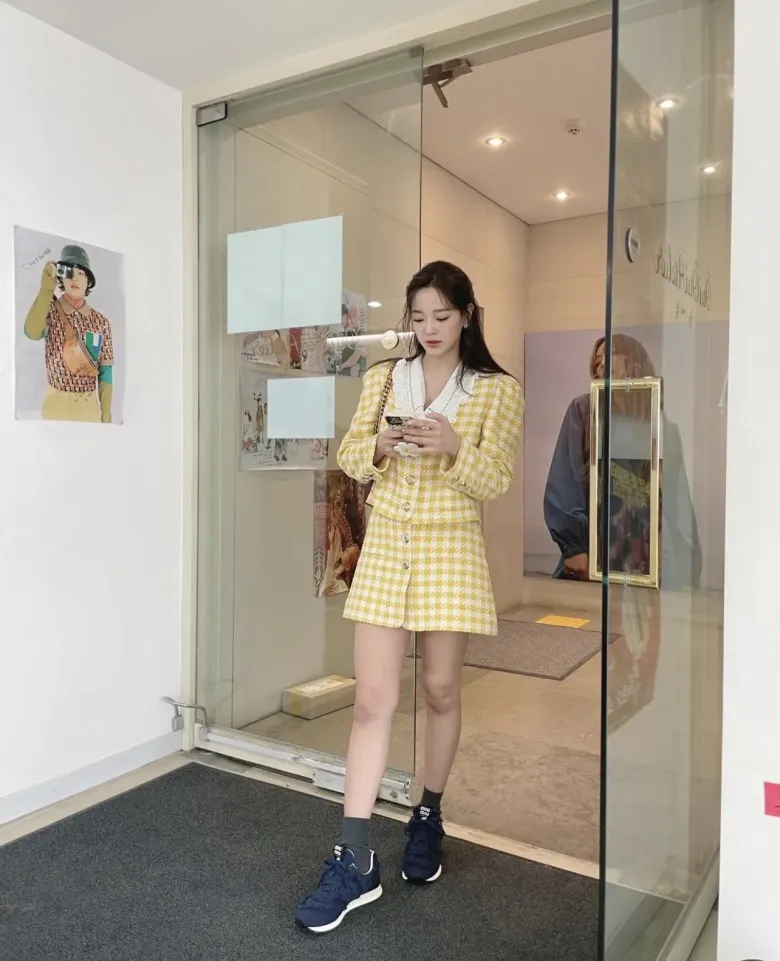 Công thức blazer oversized kết hợp cùng chân váy giúp giữ được nét thanh lịch mà không làm mất đi sự thoải mái.