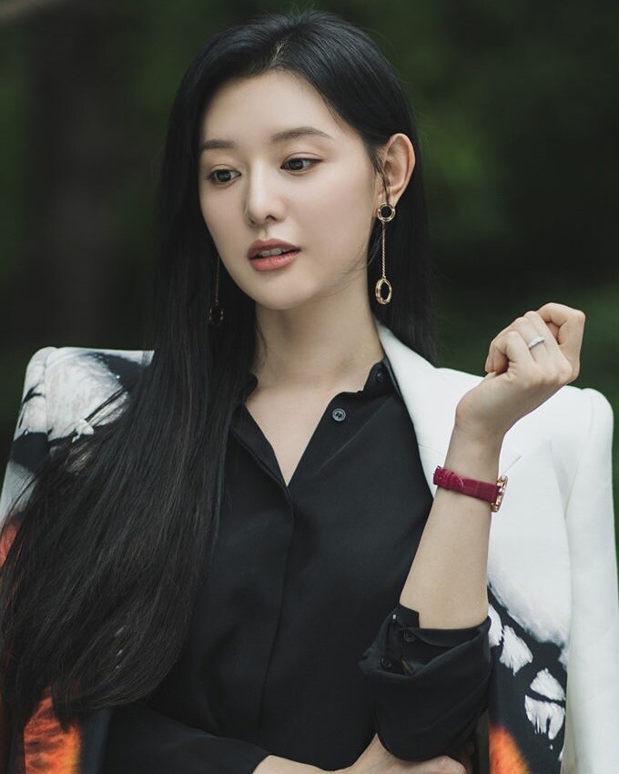 Kim Ji Won ghi dấu ấn với phong cách thanh lịch, sang trọng trong vai nữ CEO Hong Hae In.