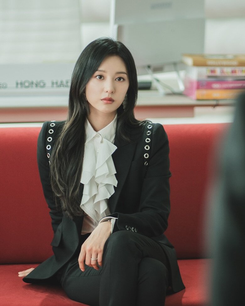 Những bộ suit với phom cắt may chỉn chu giúp Kim Ji Won khắc họa hình ảnh nữ doanh nhân quyền lực.