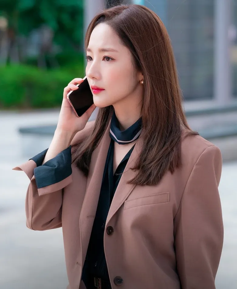  Hình ảnh của Park Min Young trong Dự Báo Tình Yêu Và Thời Tiết gắn với những thiết kế blazer mang tông màu trung tính thời thượng.