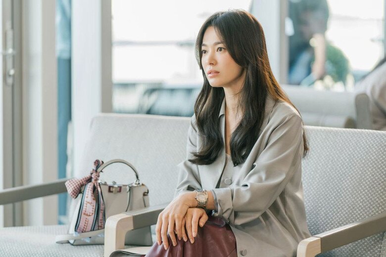 Song Hye Kyo ghi điểm với phong cách công sở tối giản trong Bây Giờ, Chúng Ta Đang Chia Tay.