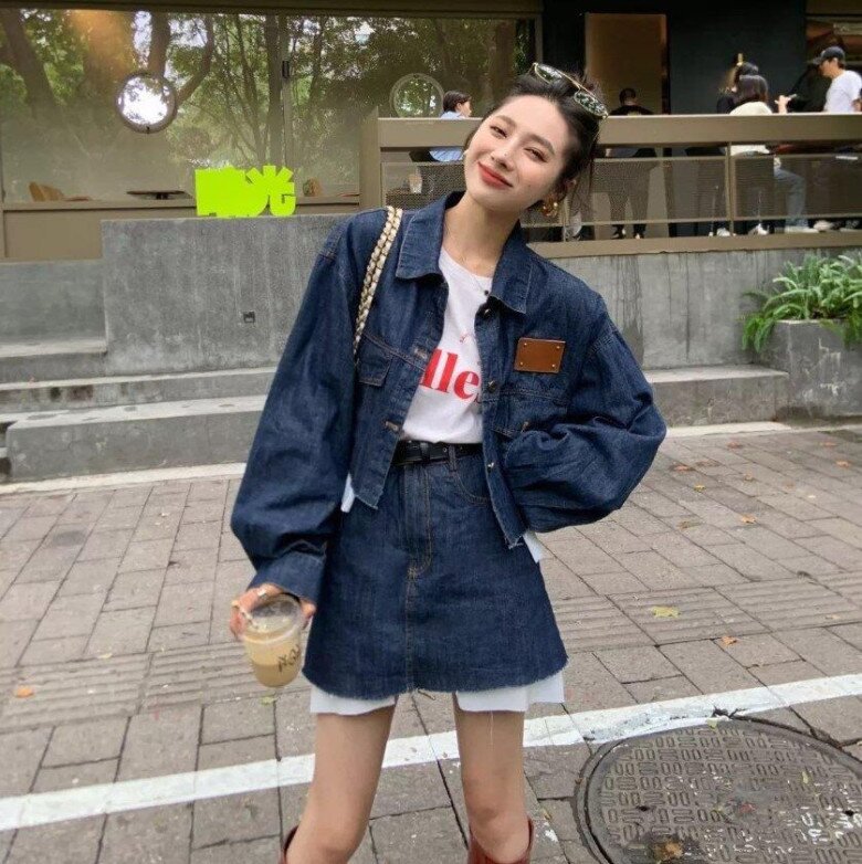 Áo khoác denim dáng ngắn là món đồ kinh điển, dễ phối với nhiều phong cách khác nhau.