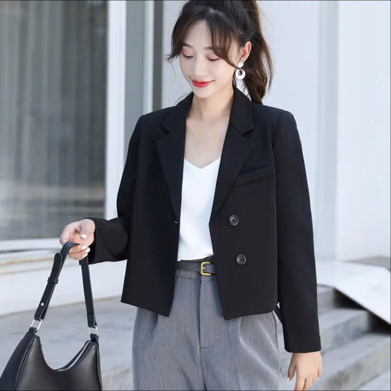 Blazer dáng crop tạo điểm nhấn ở vòng eo, góp phần giúp vóc dáng trông cao ráo hơn.