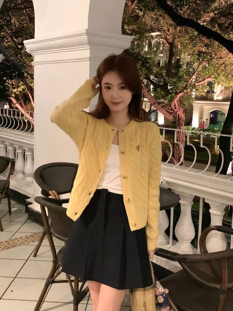 Cardigan dáng ngắn mang đến vẻ ngoài nữ tính, phù hợp với thời tiết se lạnh đầu thu.